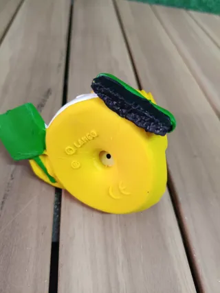 Pato limpiadora con delantal y escoba para bañera