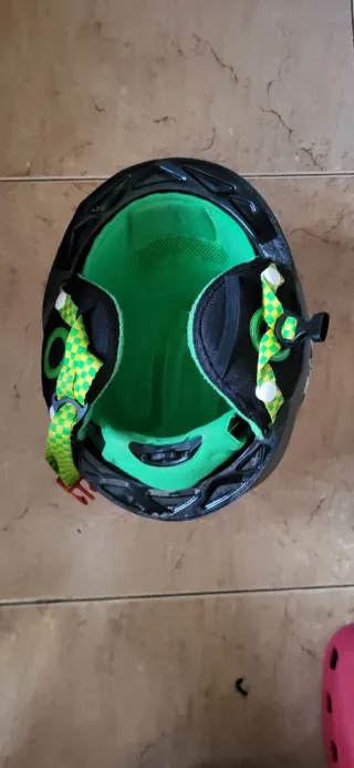Casco de esquí con orejeras