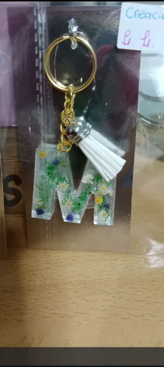 Llaveros iniciales resina glitter
