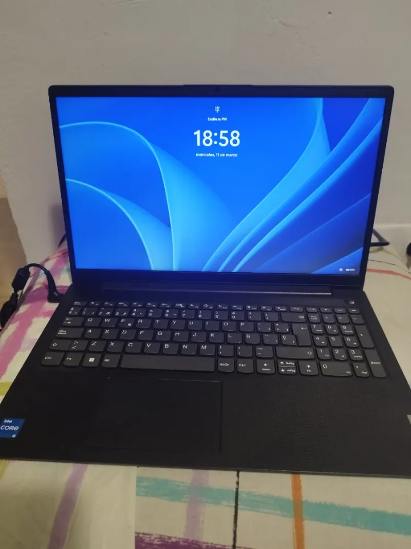 Lenovo V15 G4 IRU Portátil Negro