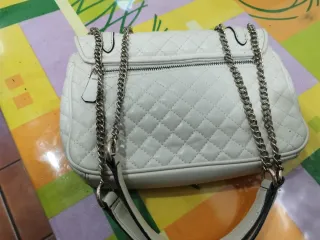 Bolso Guess Blanco y Plateado