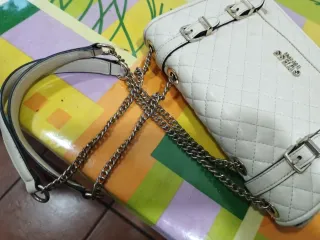 Bolso Guess Blanco y Plateado