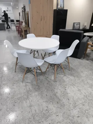 Mesa redonda blanca de madera