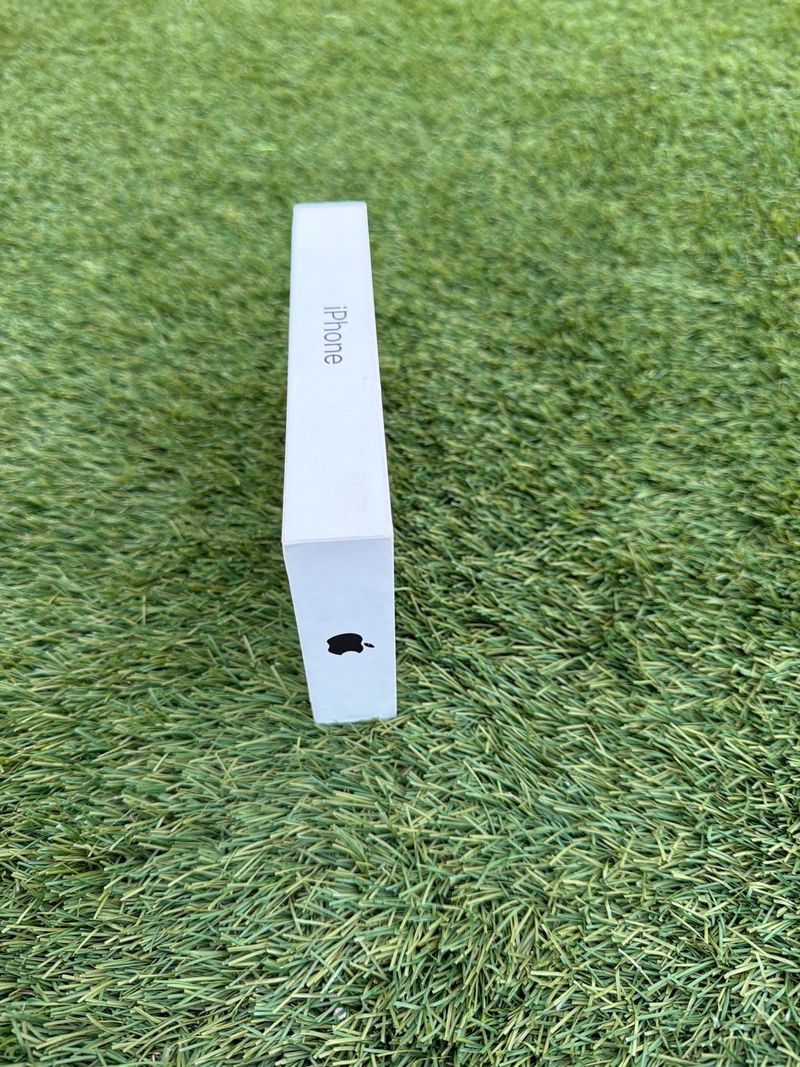 iPhone 16 e 128GB black afbeelding 3