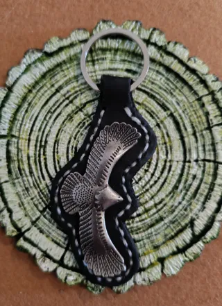 Llavero de cuero con águila