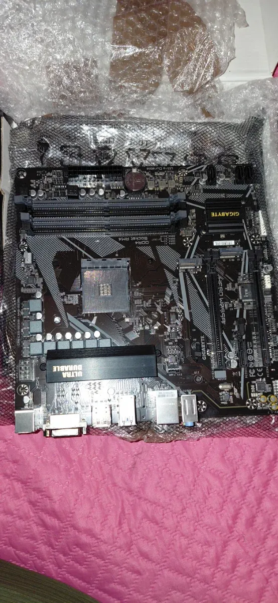 Placa Base GIGABYTE B550M DS3H
