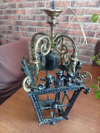 Lámpara de hierro forjado antigua