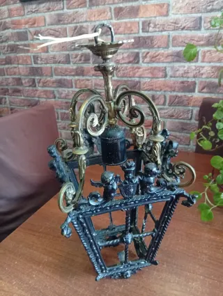 Lámpara de hierro forjado antigua