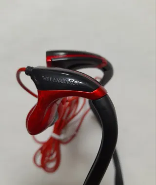 Auriculares con puente negro y rojo