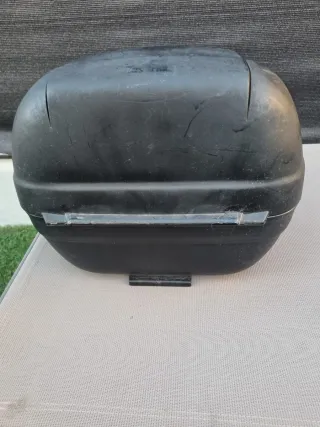 Baúl de moto negro y rojo