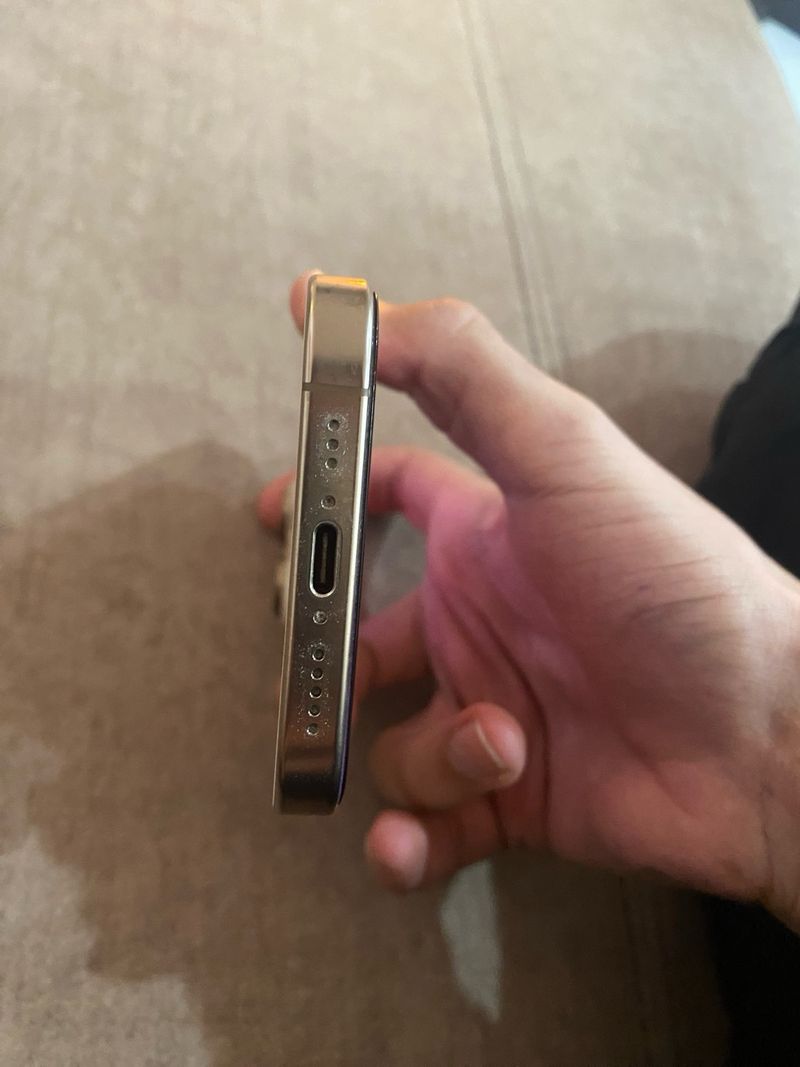 iPhone 16 Pro Dorado afbeelding 2