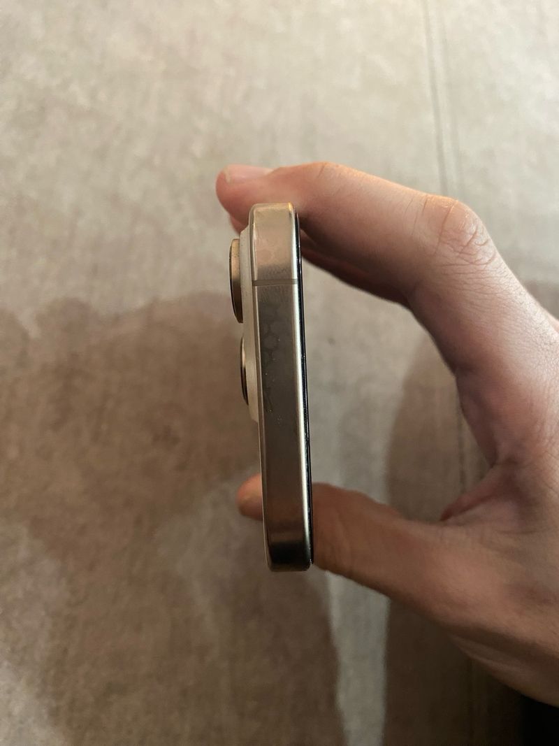 iPhone 16 Pro Dorado afbeelding 3