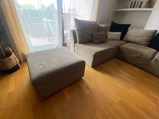 Sofá esquinero beige y gris