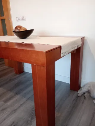 Mesa de comedor extensible muy elegante de madera
