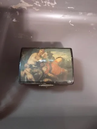 Caja decorada con pintura