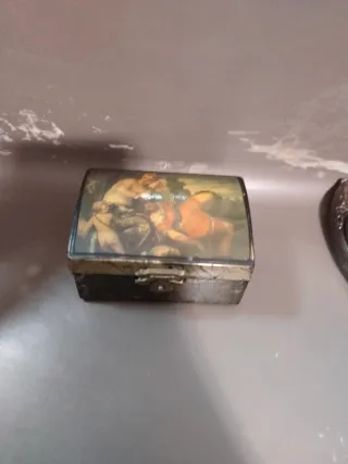 Caja decorada con pintura