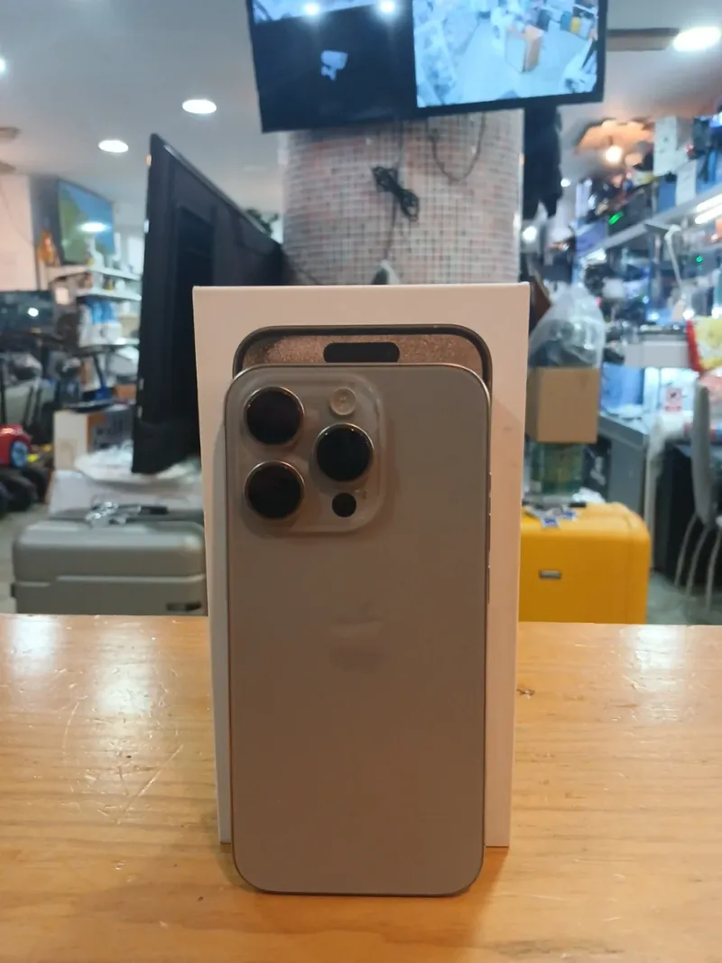 iPhone 15 Pro Gris afbeelding 2