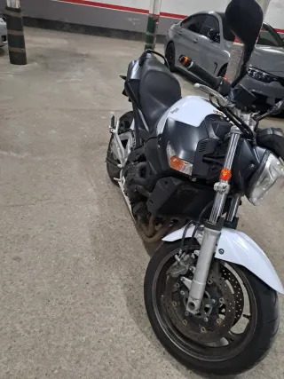 Moto Naked Negra y Blanca