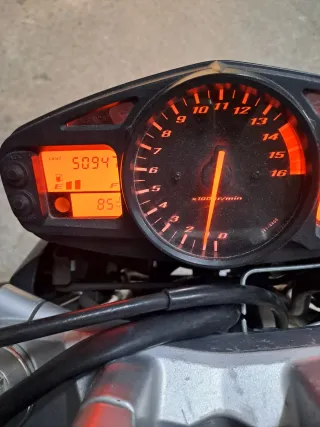 Moto Naked Negra y Blanca