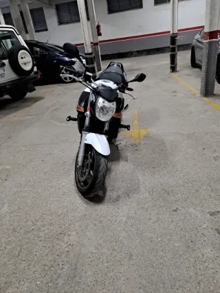 Moto Naked Negra y Blanca