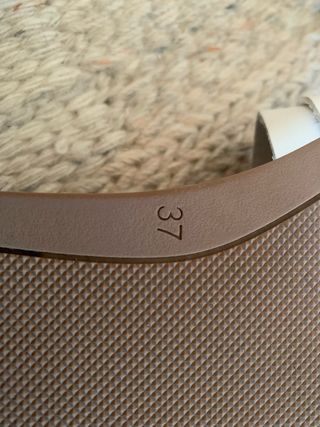 Sandalias planas blancas con detalle de hebilla