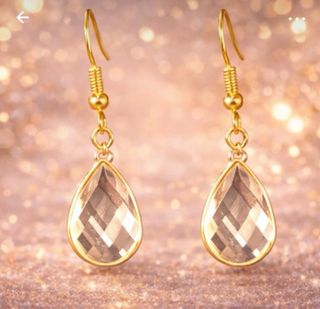 Pendientes dorados con lágrima