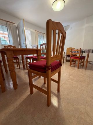 Mesa de comedor y 6 sillas de madera