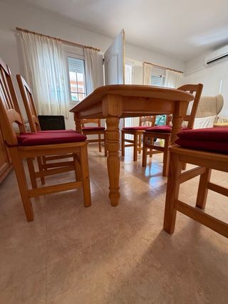 Mesa de comedor y 6 sillas de madera