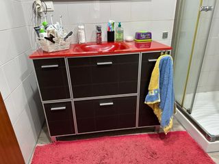 Mueble de baño con lavabo rojo