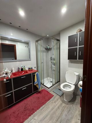 Mueble de baño con lavabo rojo