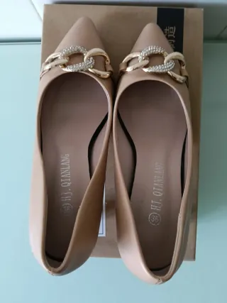 Zapatos tacón nude con detalle cadena dorada