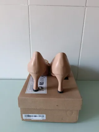 Zapatos tacón nude con detalle cadena dorada