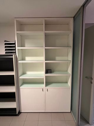 Estantería blanca con baldas de cristal