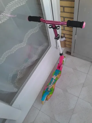Patinete infantil Tijuana rosa y blanco, muy bueno