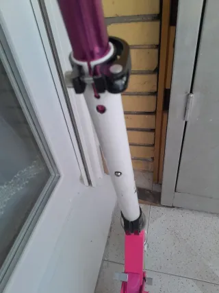 Patinete infantil Tijuana rosa y blanco, muy bueno