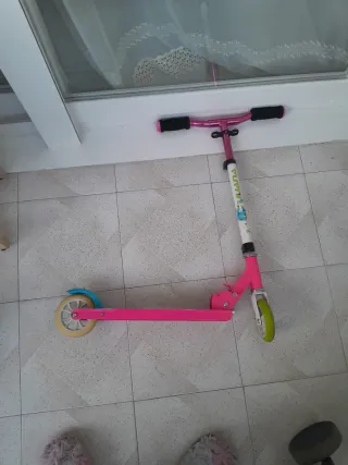 Patinete infantil Tijuana rosa y blanco, muy bueno