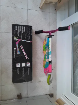 Patinete infantil Tijuana rosa y blanco, muy bueno