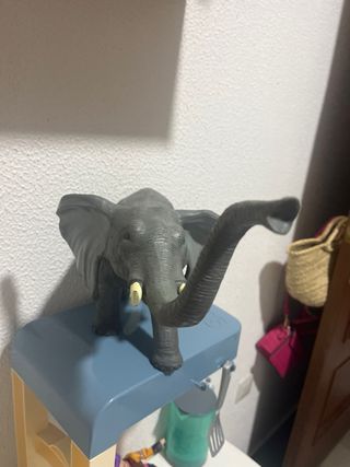 Elefante de juguete gris