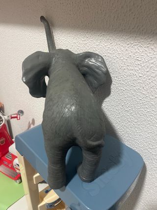 Elefante de juguete gris