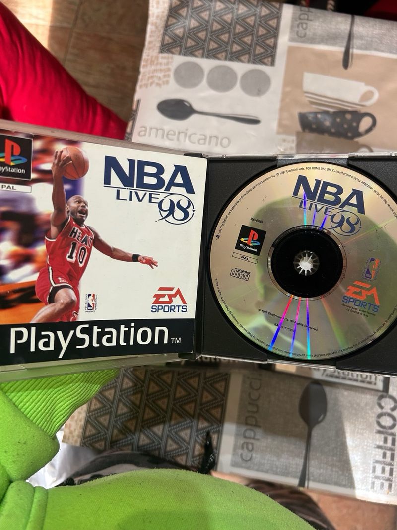 Juegos de PlayStation 1: NBA Live, Ridge Racer afbeelding 2