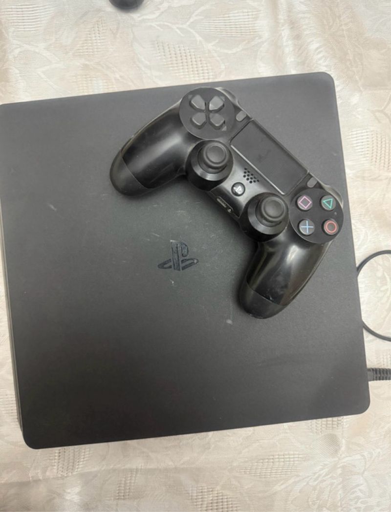 Playstation 4 Slim Negra con controlador