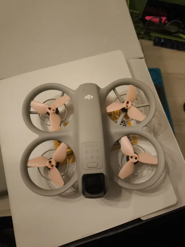 Dron DJI neo Nuevo solo levantado para ver qué fun