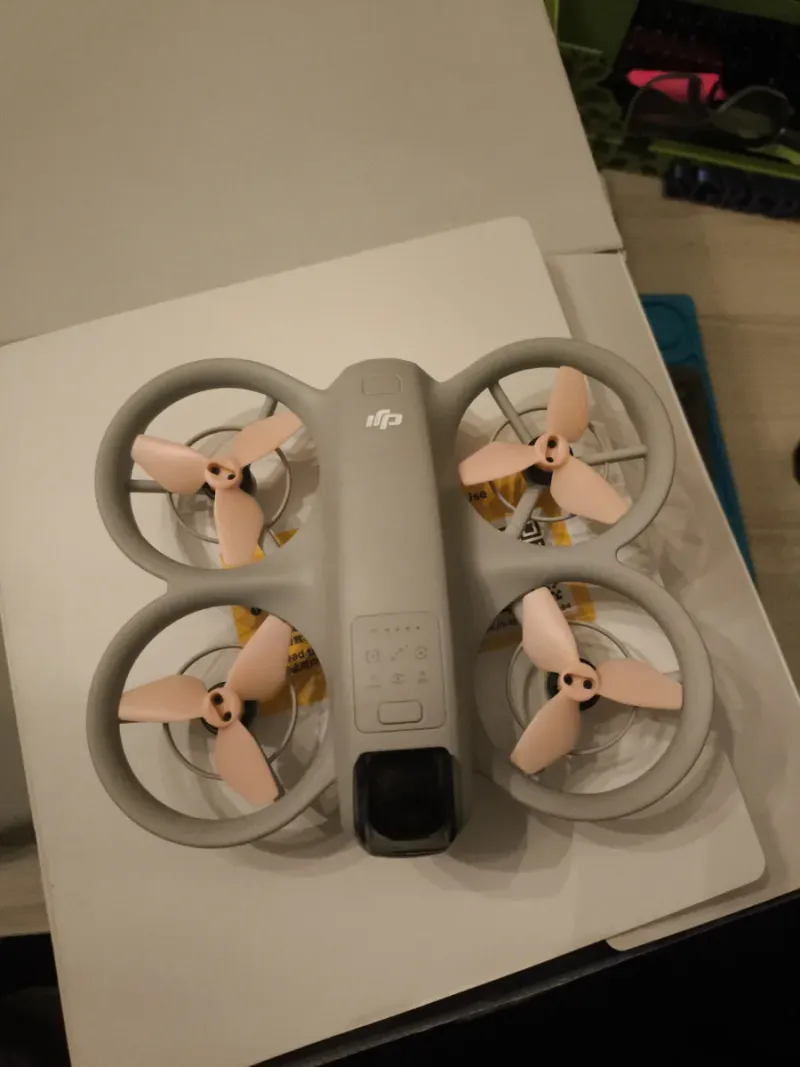 Dron DJI neo Nuevo solo levantado para ver qué fun
