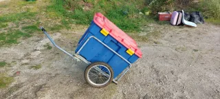Remolque azul y rojo para bici