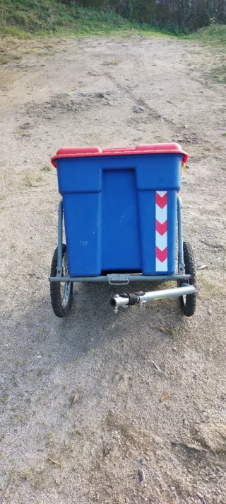 Remolque azul y rojo para bici