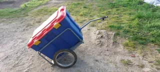 Remolque azul y rojo para bici