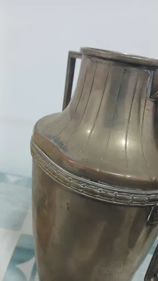 Ánfora antigua de metal