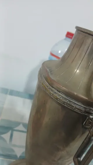 Ánfora antigua de metal