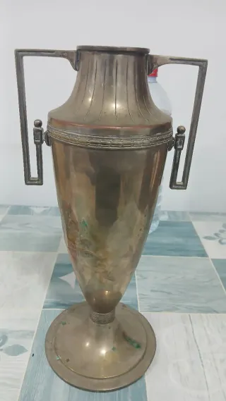 Ánfora antigua de metal