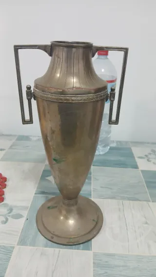 Ánfora antigua de metal